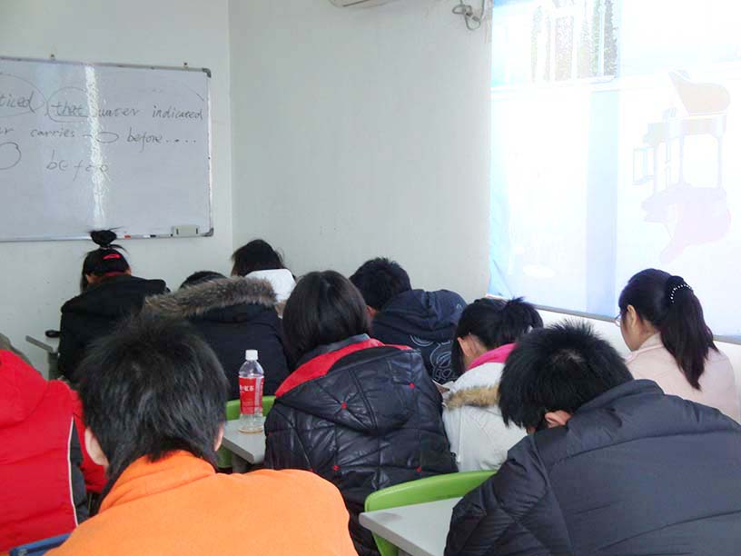趁老师还没来，都在做作业！