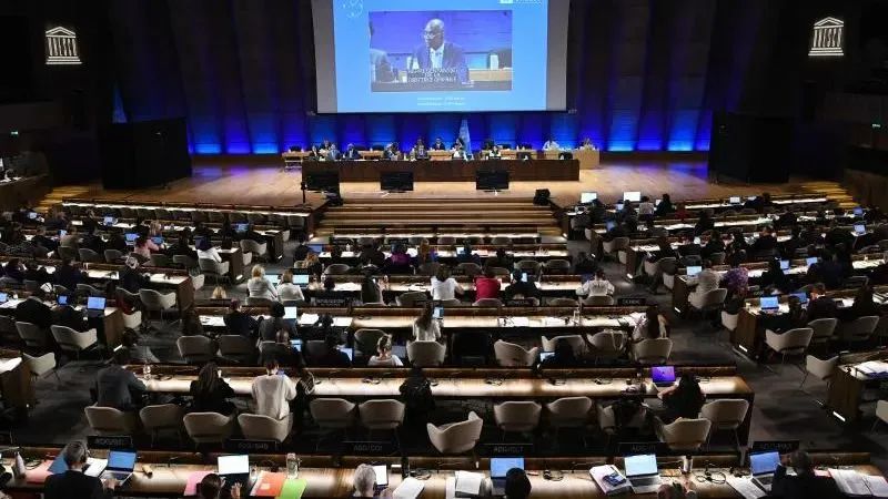 在法国巴黎联合国教科文组织总部拍摄的联合国教科文组织执行局第216届会议，现场通过在中国上海设立教科文组织STEM（科学、技术、工程、数学）教育一类机构的决议。