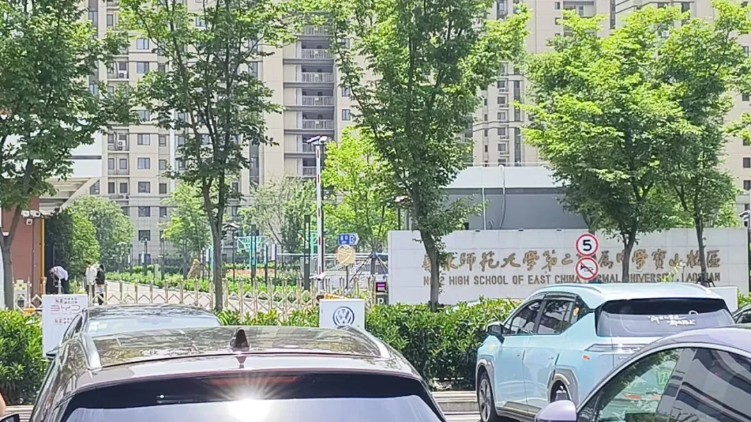 华二宝山，家长两点大礼堂听讲座，学生被志愿者带去参观校园。